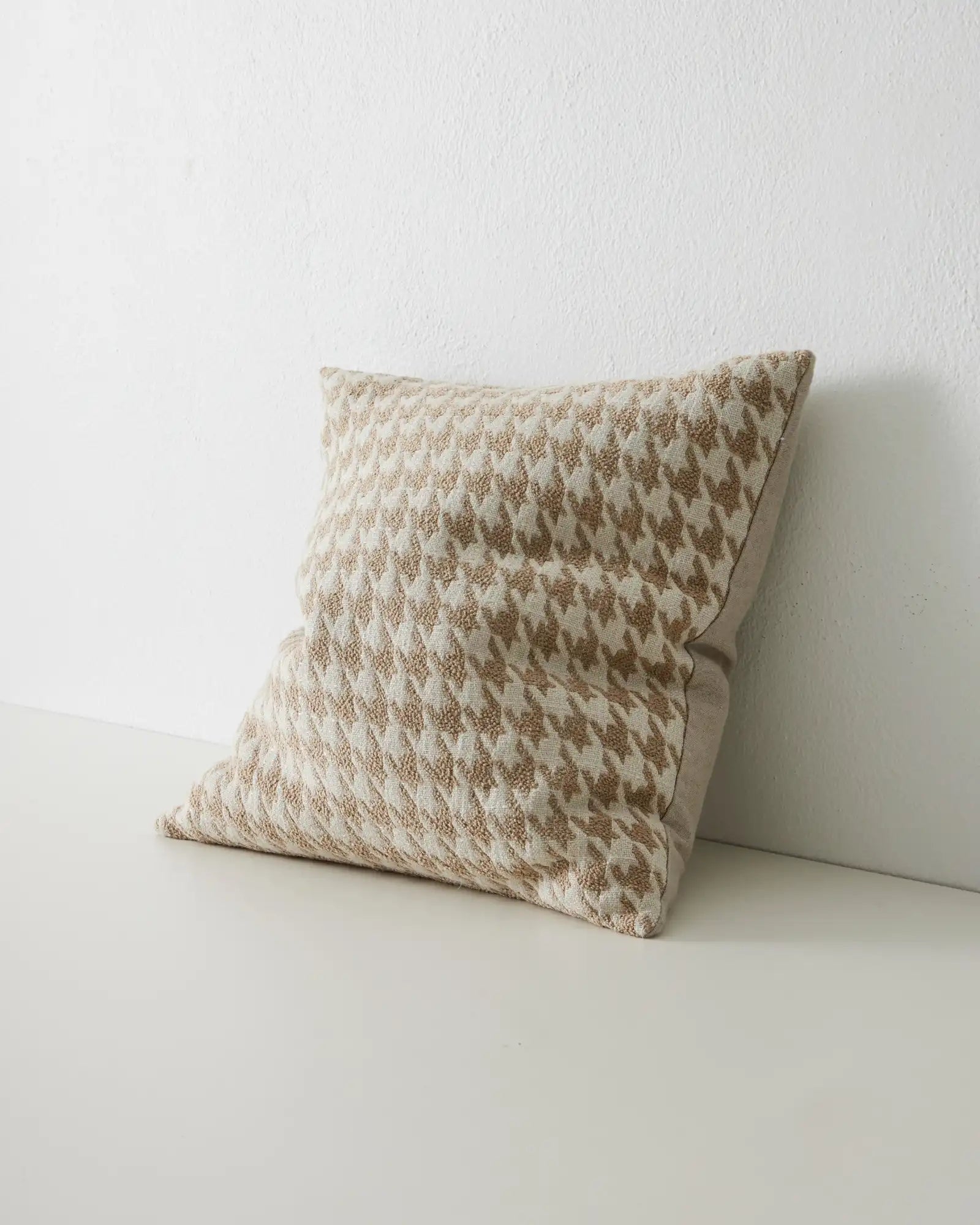 giovanni oatmeal -50cm x 50cm Feather inner