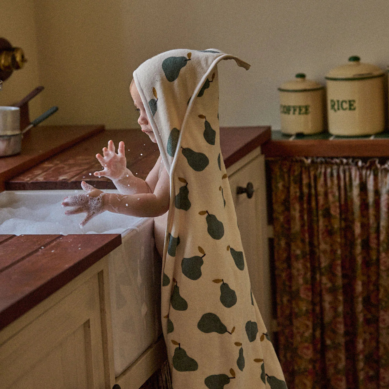 ORG COTTON HOODED TOWEL, Pear Print,