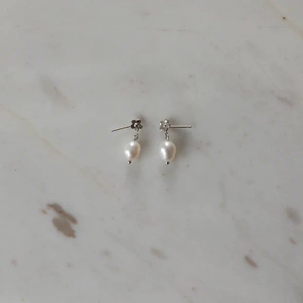 PEARLY DAISY DAY STUDS