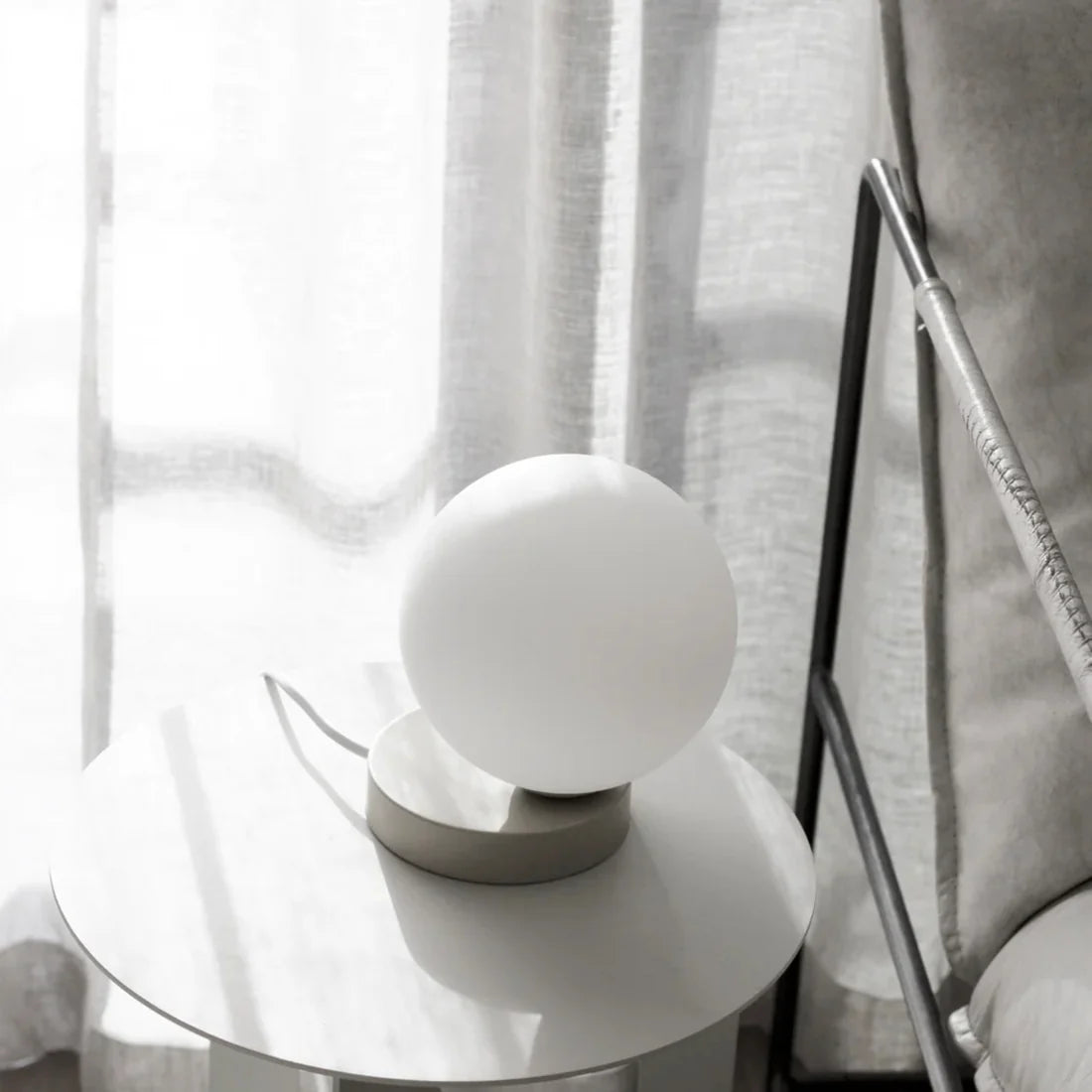 Yuri Table lamp - White