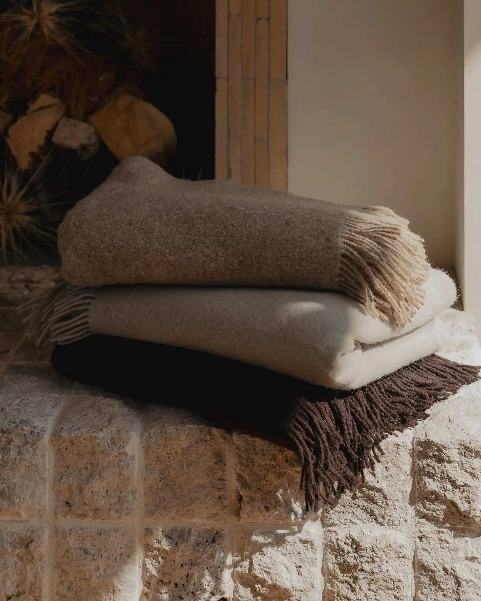Nevis throw - Oak
