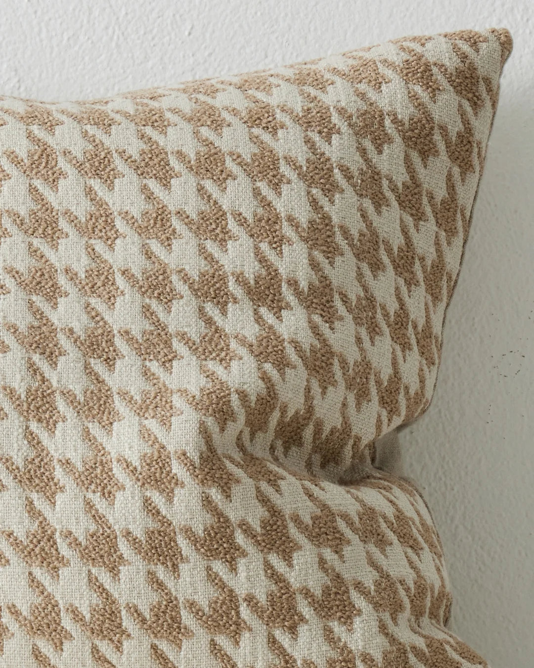 giovanni oatmeal -50cm x 50cm Feather inner
