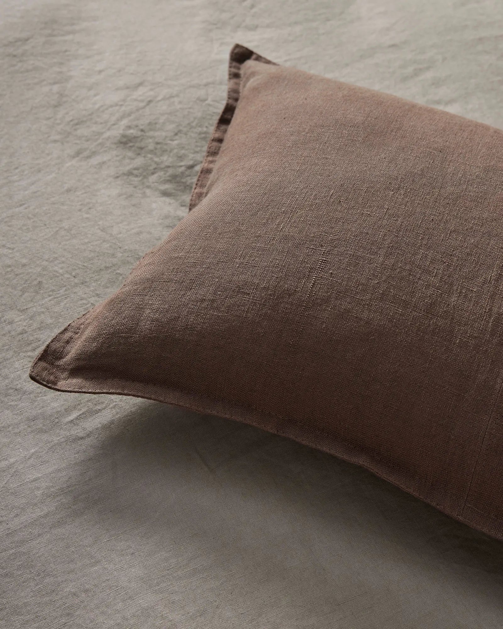 COMO CUSHION MOCHA 40X60CM - WITH FEATHER INNER
