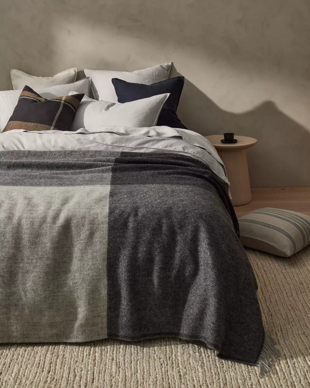 Riverton throw - Charcoal