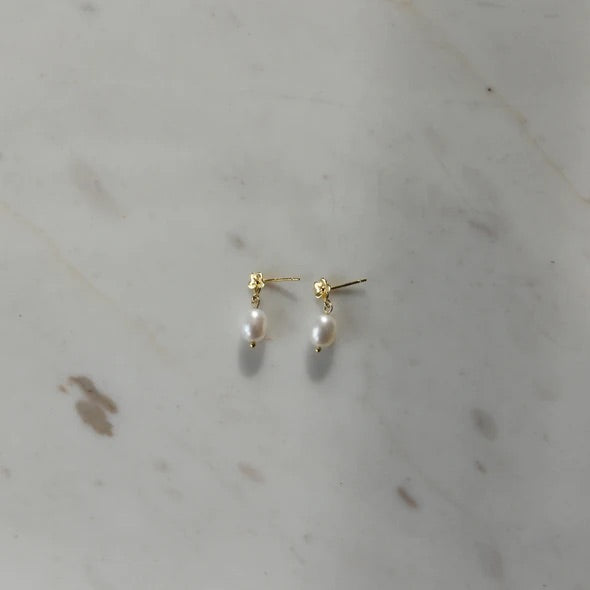 PEARLY DAISY DAY STUDS