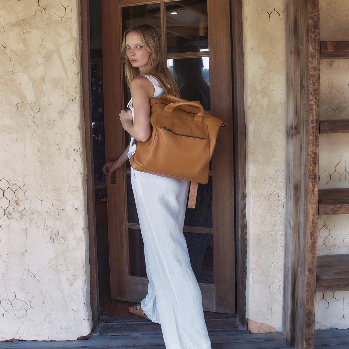 COMES IN WAVES - Black